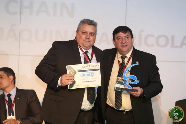 KMCは、ブラジル農業協会よりサトウキビ収穫機に使用されるチェーン（CT-2 HPXチェーン）を5度目の最優秀賞獲得。