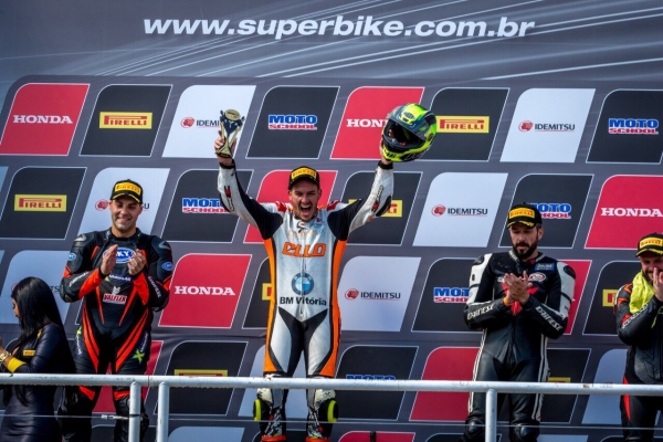 AMがスポンサーされるレーサ－Rodrigo Dazziは、ブラジルで開催されるSuperbikeレース中に優勝