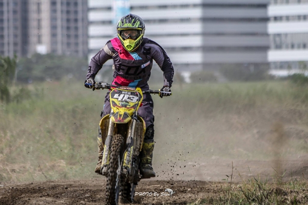 AM patrocina al corredor Lin Hong Ye, quien ganó el tercer puesto en el campeonato de Motocross de Taiwán.